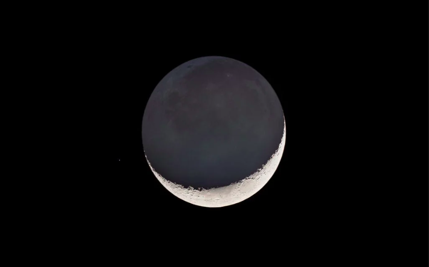 Luz cenicienta: cuando la Tierra se convierte en el espejo que ilumina la Luna