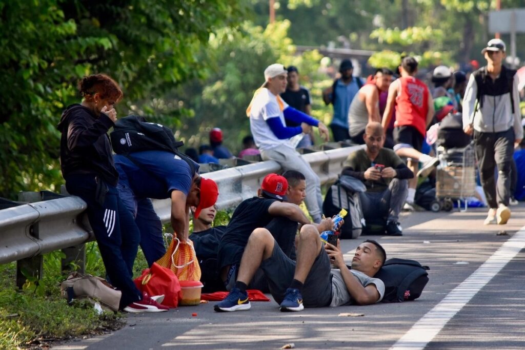 Migrantes cumplen dos semanas caminando en Chiapas y piden apoyo para continuar su ruta