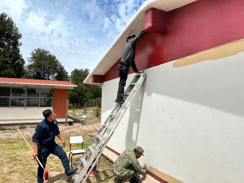 Policías del Operativo Dragón reparan escuelas en El Durazno, Tamazula, Durango.