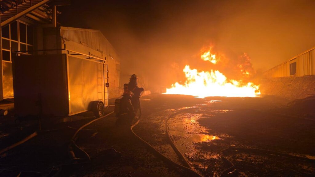 Continúan labores tras incendio en planta de Bachoco en Lagos de Moreno; activan alerta ambiental