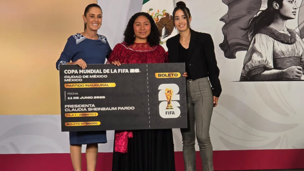 Sheinbaum entrega boletos para el Mundial a ganadoras del concurso de dominadas