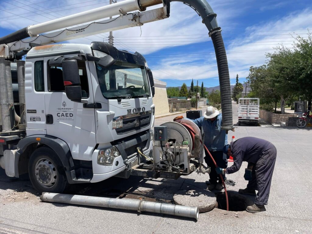 Realizan trabajos de desazolve en red de drenaje para prevenir afectaciones en Peñón Blanco