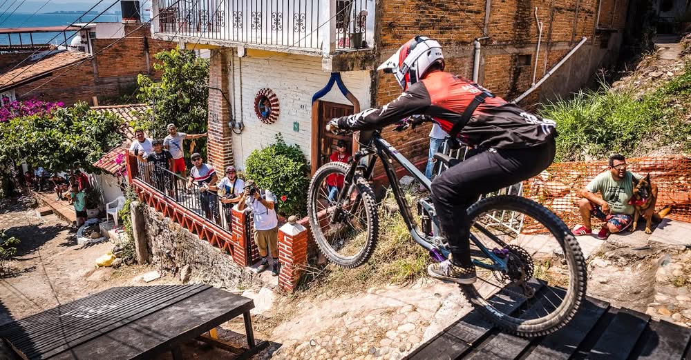 Puerto Vallarta vive fin de semana turístico a tope; ciclismo extremo suma atractivo internacional