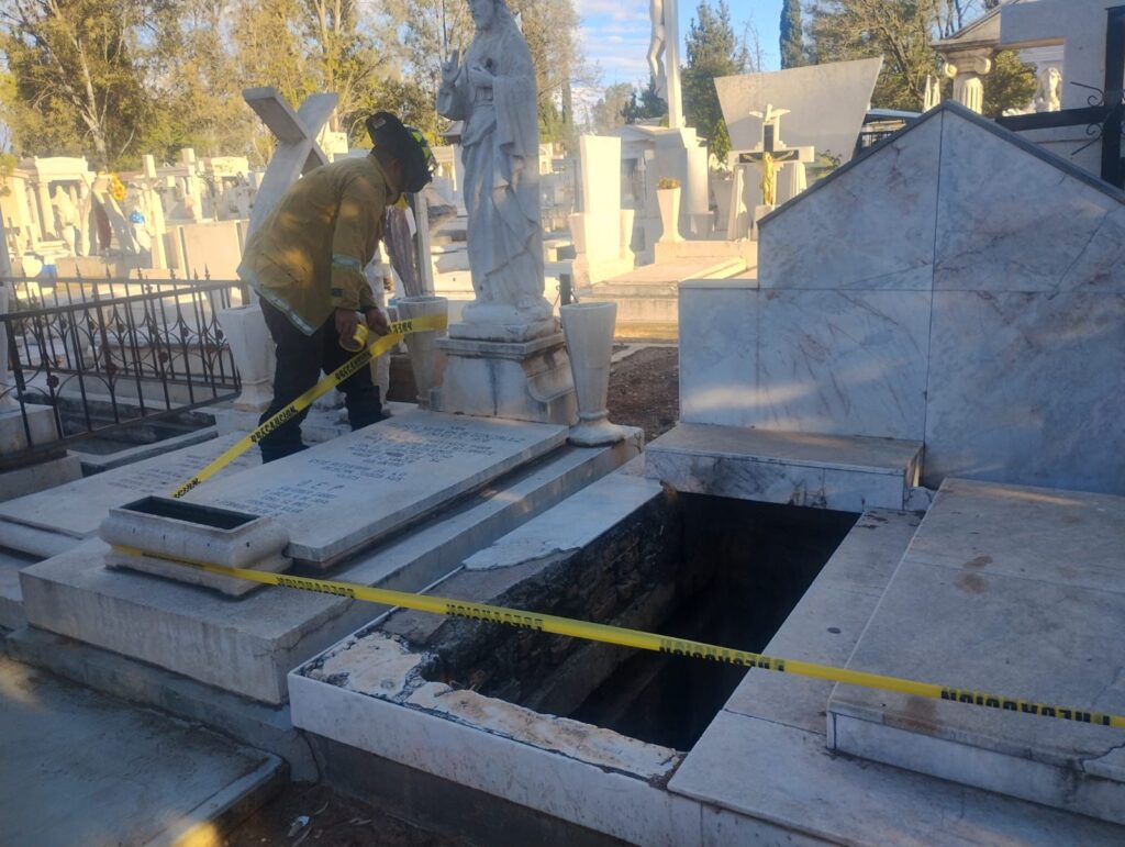 Trabajan para evitar que personas caigan a sepulturas de panteones y sean picados por abejas