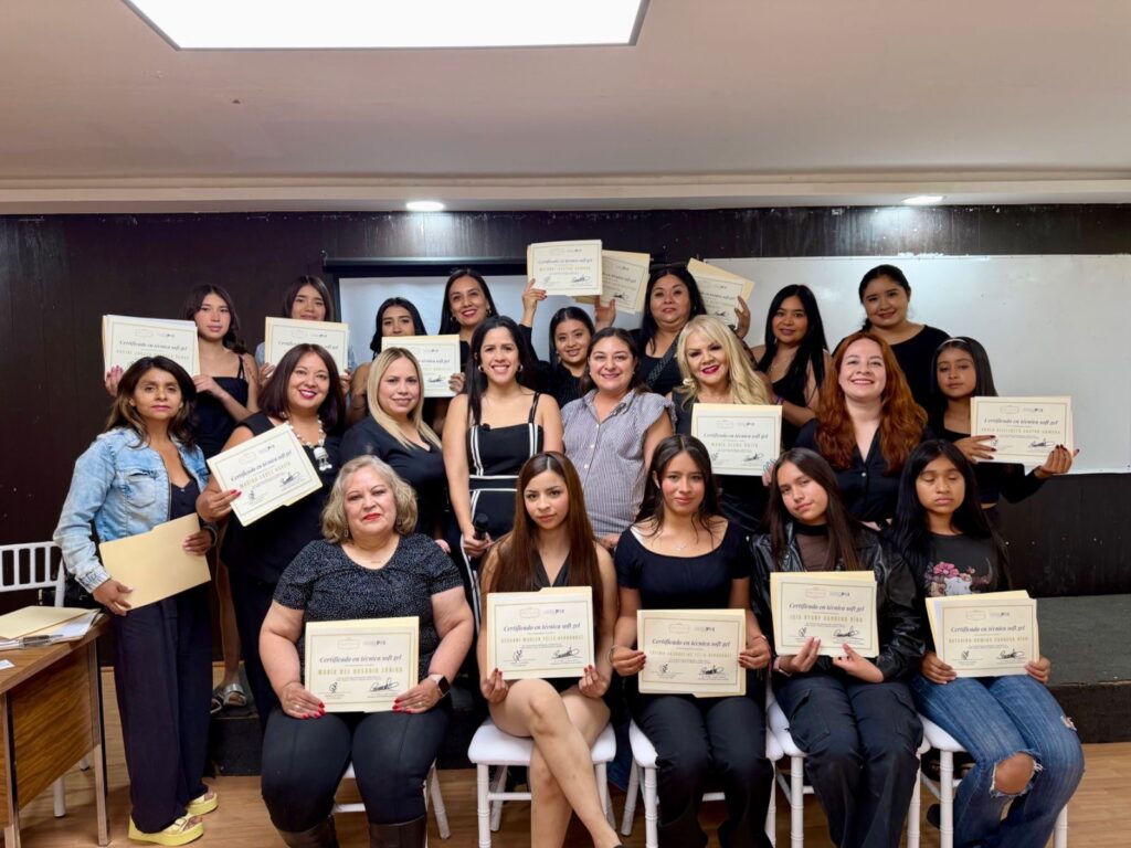Mujeres aprenden uñas soft gel para generar ingresos en Durango
