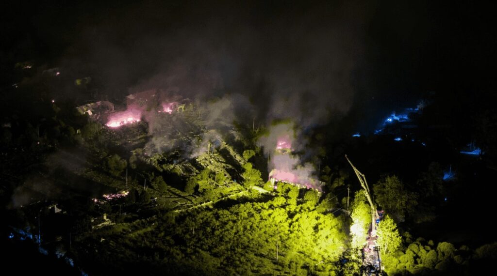 Gigantesca explosión en fábrica de fuegos artificiales de China causa 26 muertes