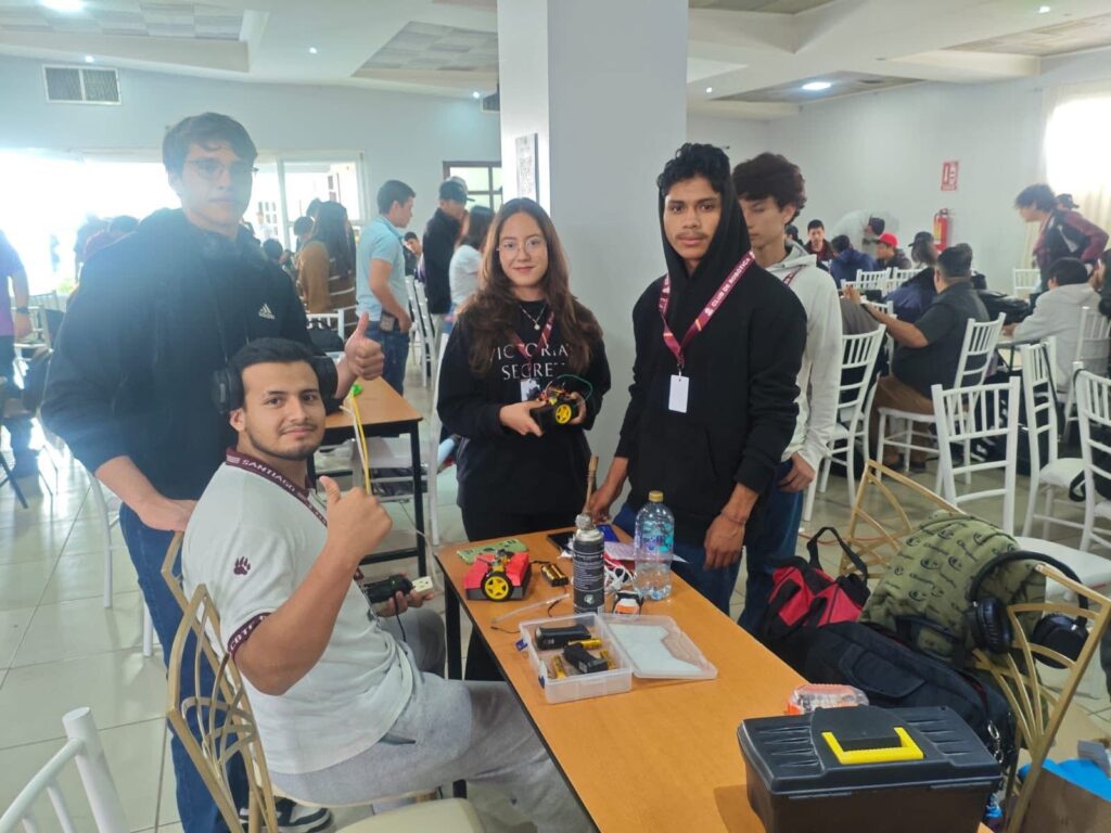 Osos del CBTF Santiago, muy buenos en concurso de robótica