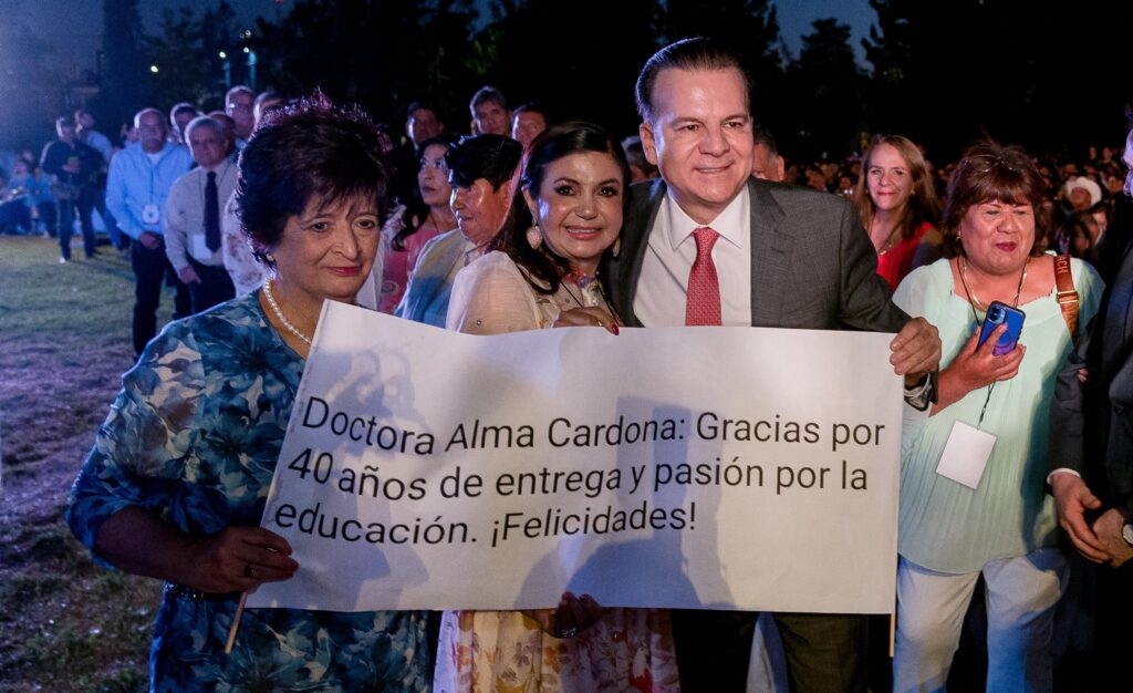 Homenajean a maestros de Durango por dedicar 30, 40 y 50 años a formar generaciones