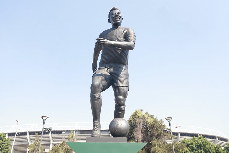 Inauguran frente al Estadio Jalisco la escultura monumental “La Canarihna”