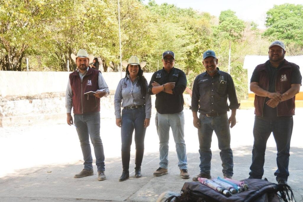 Continúa gira en comunidades
