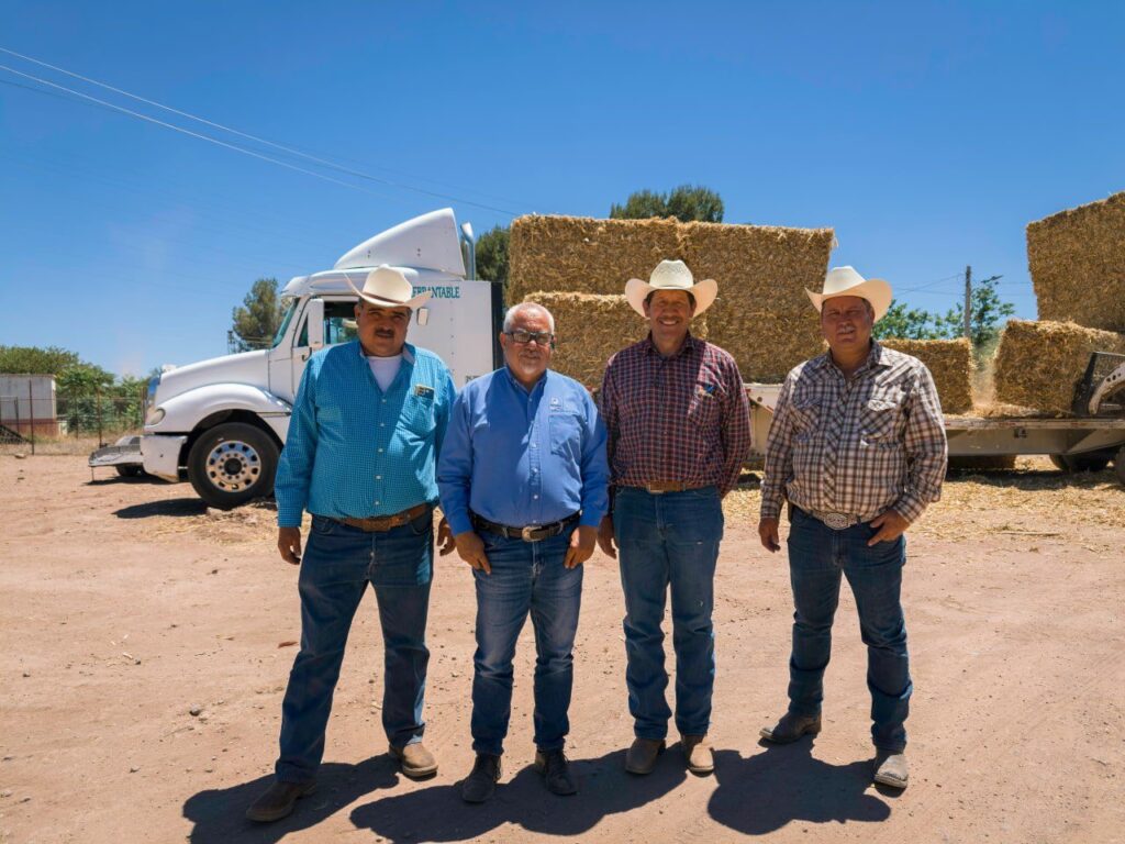 Gobierno de Parral y Estado entregan 250 mega pacas de rastrojo a productores rurales
