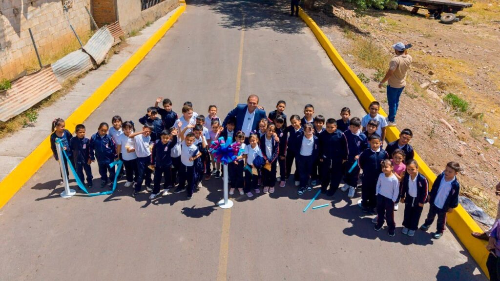 Inaugura Salvador Calderón pavimentación de la calle Pájaro Madrugador