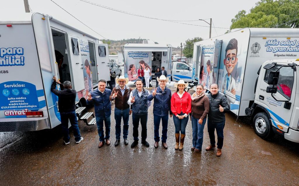 Con unidades médicas móviles, Esteban y Toño llevan servicios de salud gratuitos