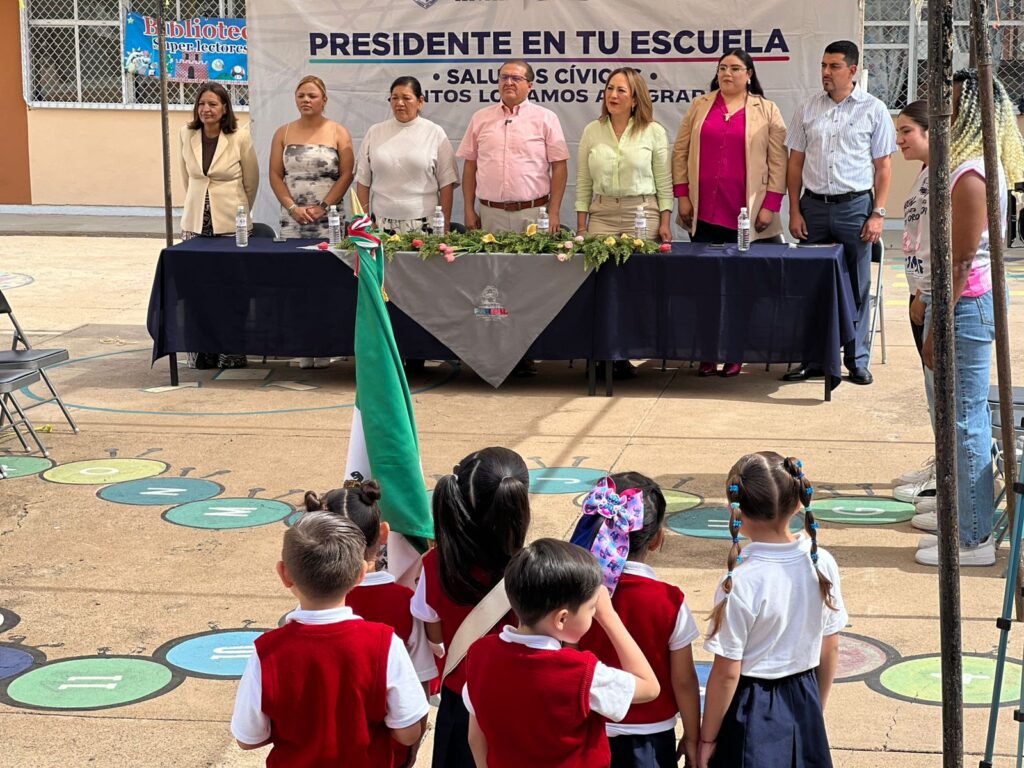Alcalde Salvador Calderón entrega mobiliario y apoyos al Preescolar Magisterio