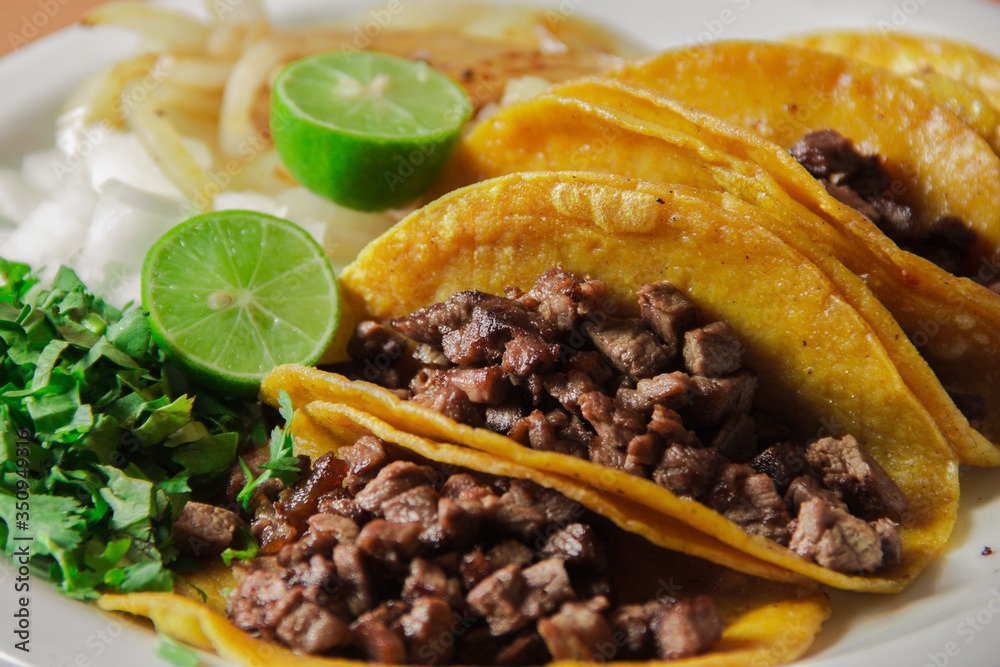 Abuelito cenaba tacos cuando se le atoró uno y perdió la vida