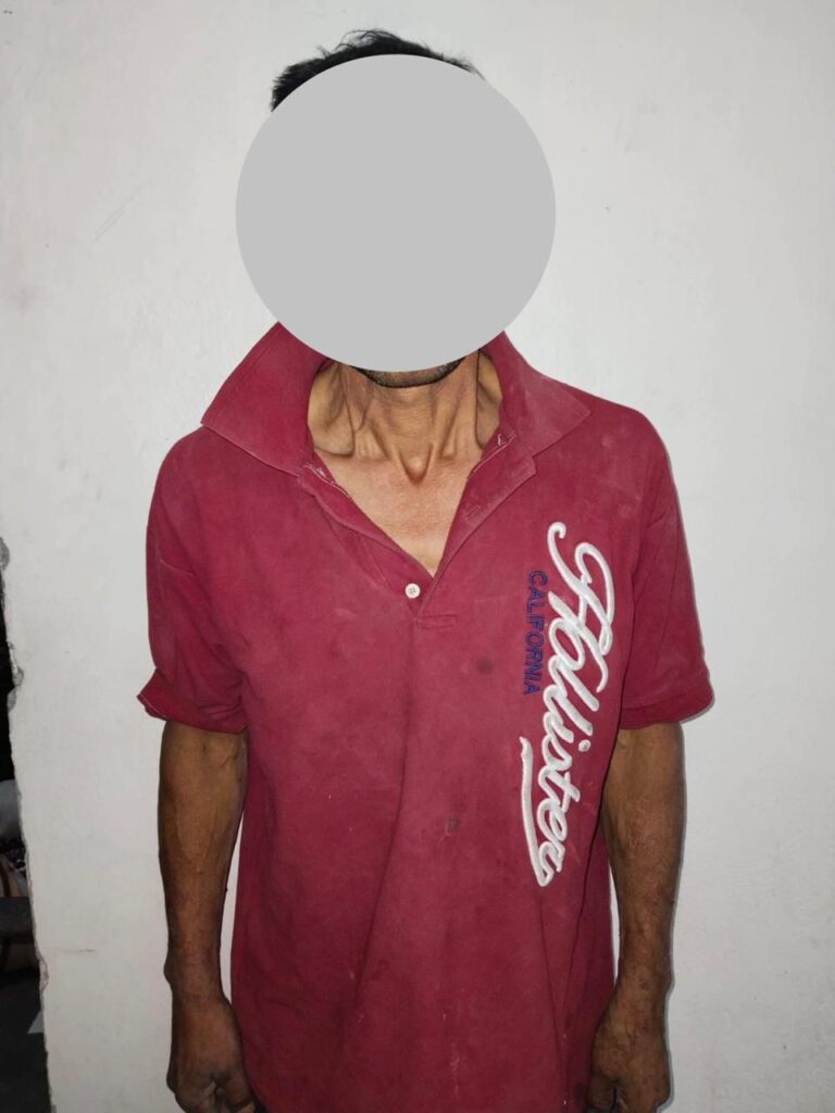 Durante la noche una mujer le pidió que no hiciera ruido y la amenazó con un cuchillo