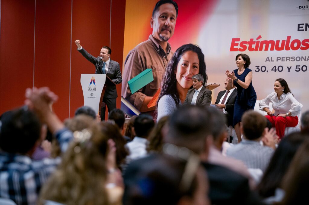 Esteban reconoce a maestros de La Laguna por dedicar hasta 50 años a formar generaciones
