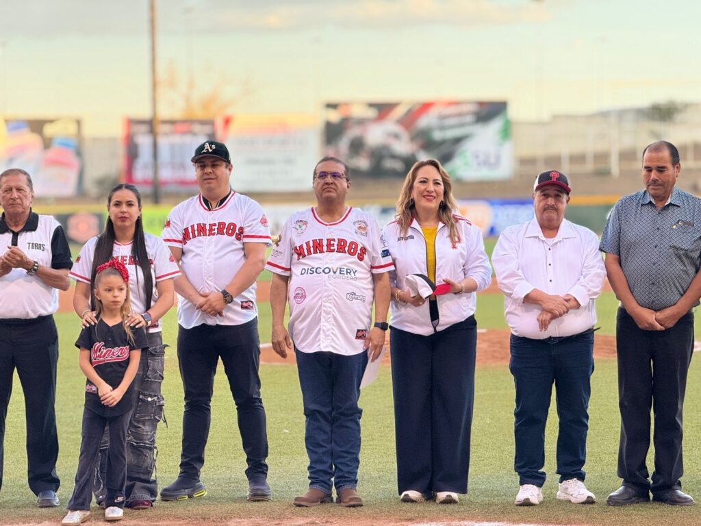 Inaugura alcalde Salvador Calderón Campeonato Estatal de Béisbol en el Gran Estadio Parral