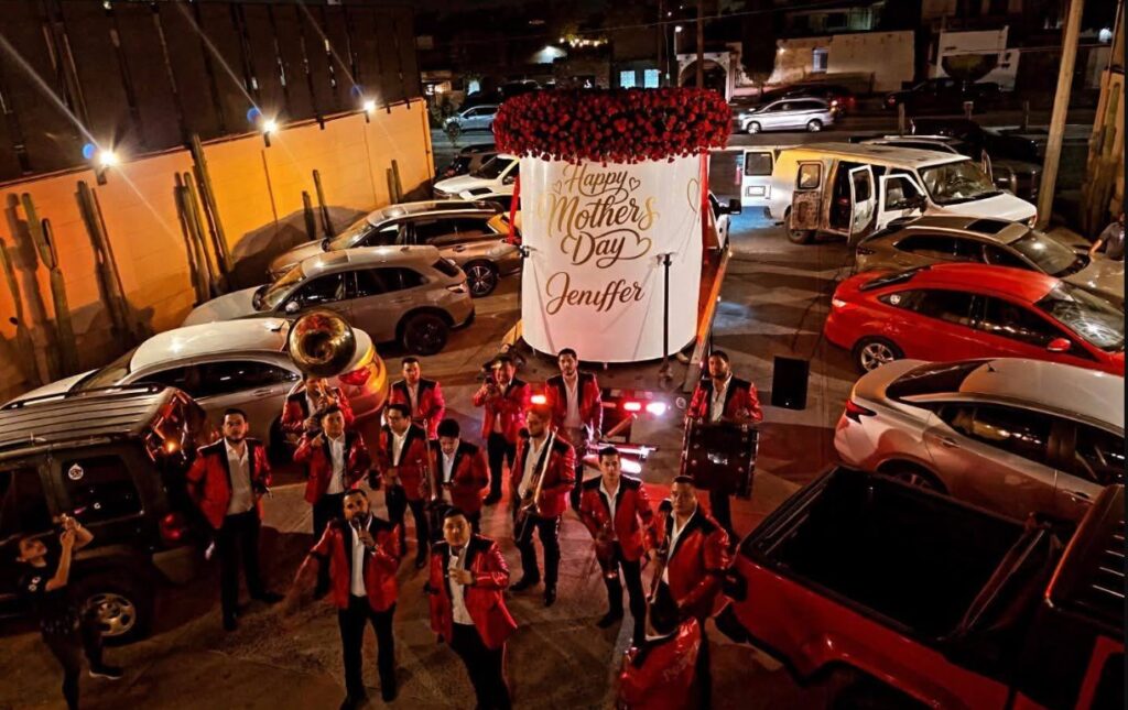 Joven madre recibe ramo gigante de 4 mil flores en Matamoros