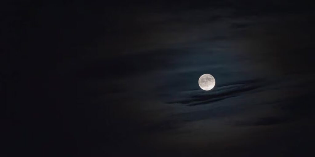 Mayo cerrará con una extraña microluna: Será la más pequeña y menos brillante de 2026