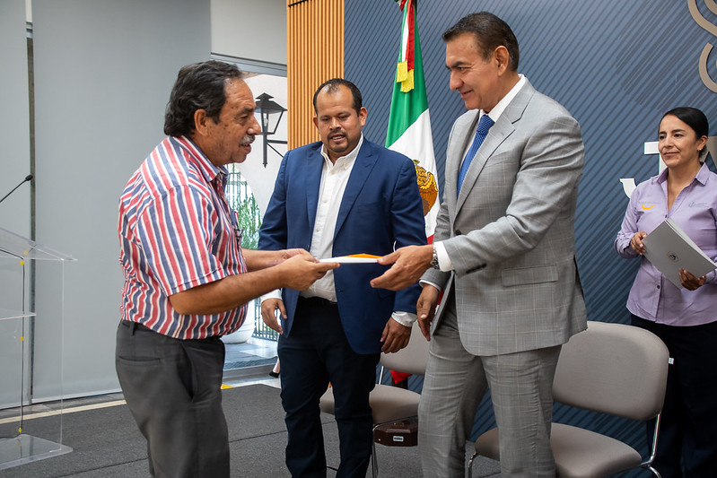 Entrega Jalisco 36 visas a adultos mayores para reunificación familiar