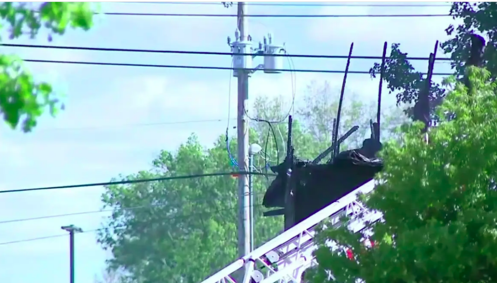 Avioneta se estrella en zona residencial de Ohio y deja dos muertos