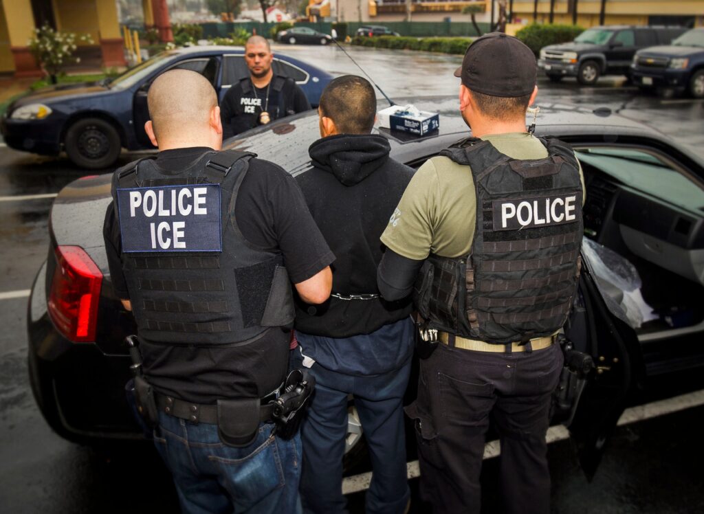 Nueva York limitará operativos de ICE en escuelas e iglesias