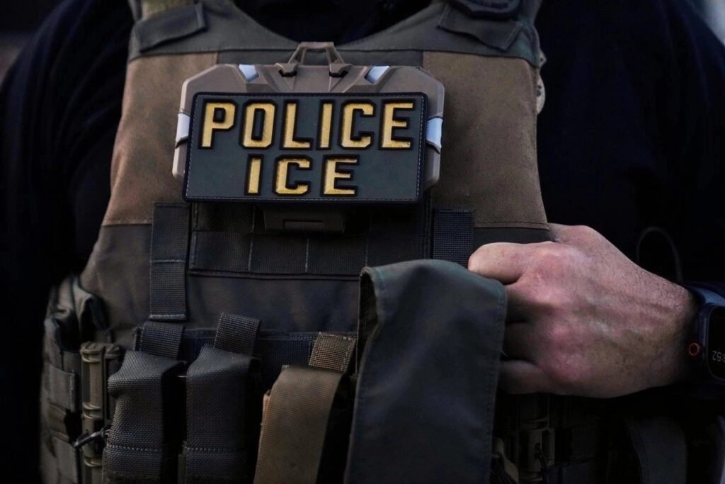 Arrestan en Texas a agente de ICE acusado de disparar a migrante en Minneapolis