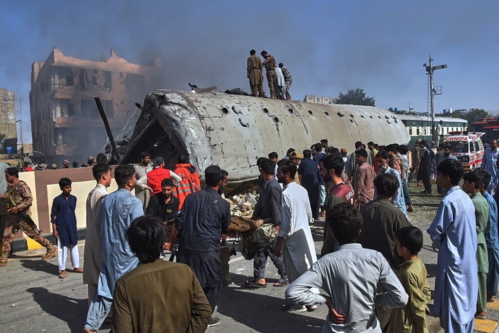 Atentado contra tren en Pakistán deja al menos 23 muertos y decenas de heridos