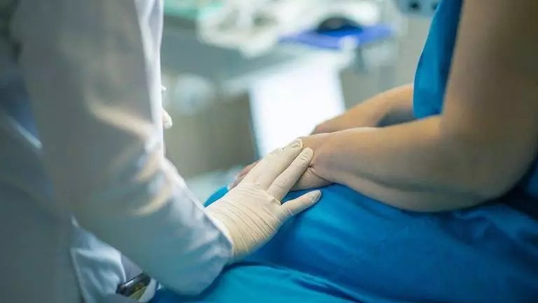 Exmédico de Australia es acusado de 148 delitos de abusos s3xu4le5 contra pacientes