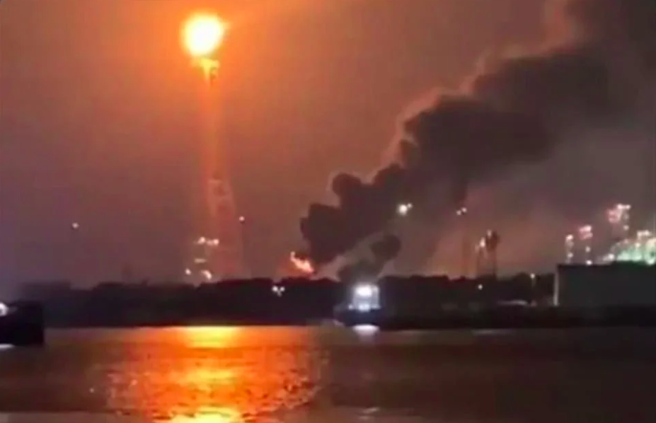 Se registra un aparatoso incendio en la refinería de Dos Bocas