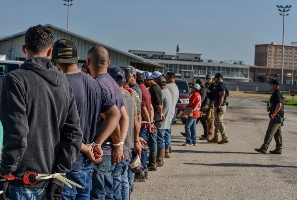 Trump impulsa multas de hasta $18 mil contra inmigrantes con orden de deportación