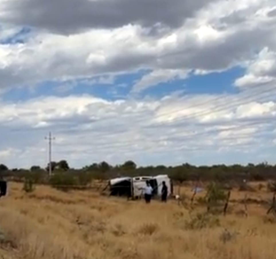 Muere adulto mayor y adolescente resulta herido tras volcadura en la carretera Chihuahua-Juárez