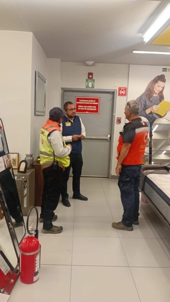 Realizan simulacros en comercios y escuelas