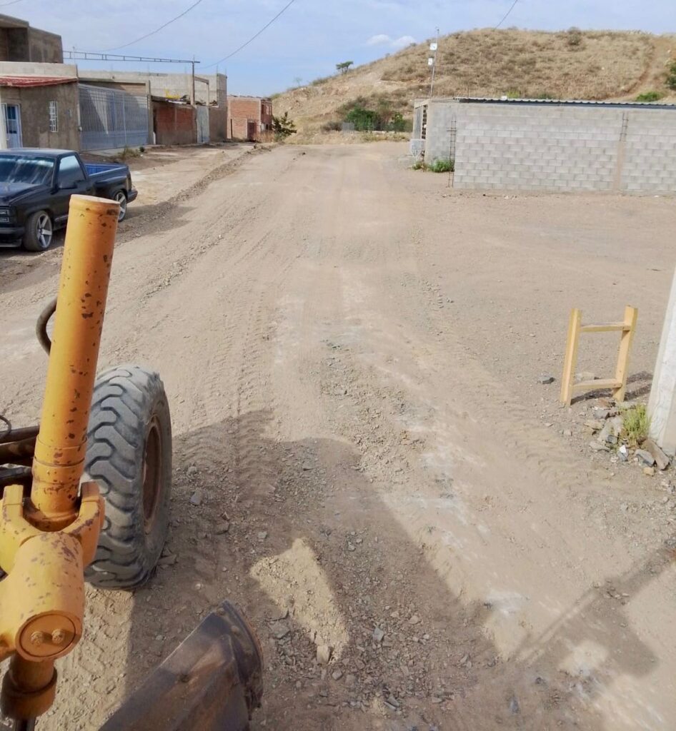 Gobierno de Parral atiende a vecinos de Santa Elena con trabajos de rastreo de vialidades