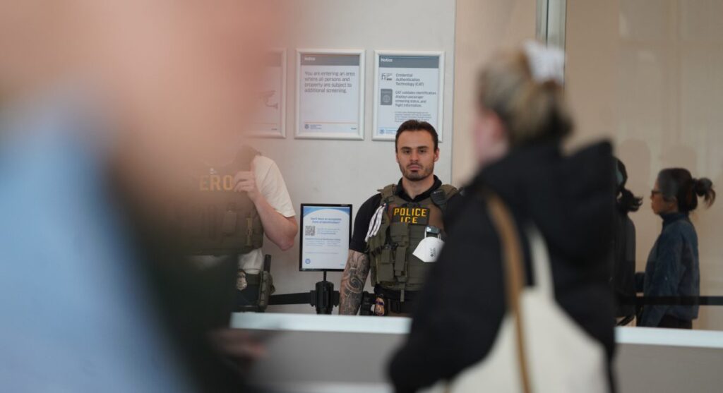 Redadas migratorias reducen empleos para migrantes y estadounidenses, revela estudio