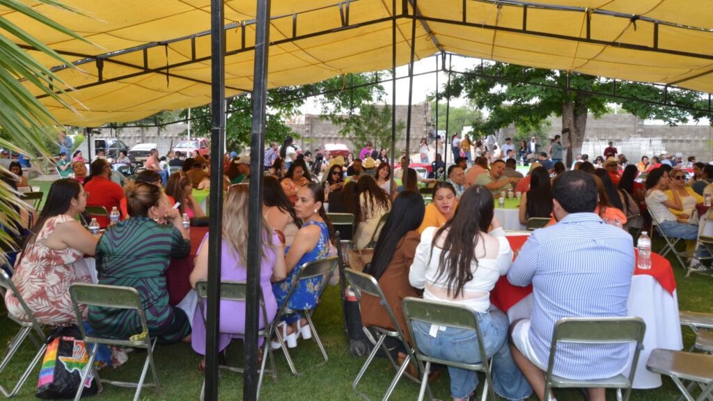 Reconocen y Felicitan a Todos los Maestros en Poanas