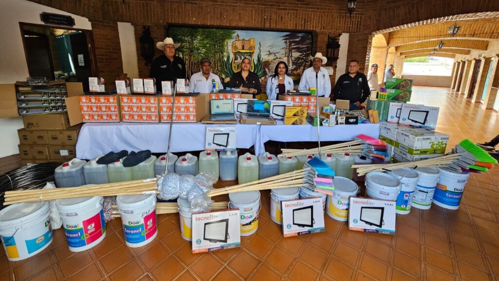 Realizan entrega de material para oficinas del Ayuntamiento de Nombre de Dios