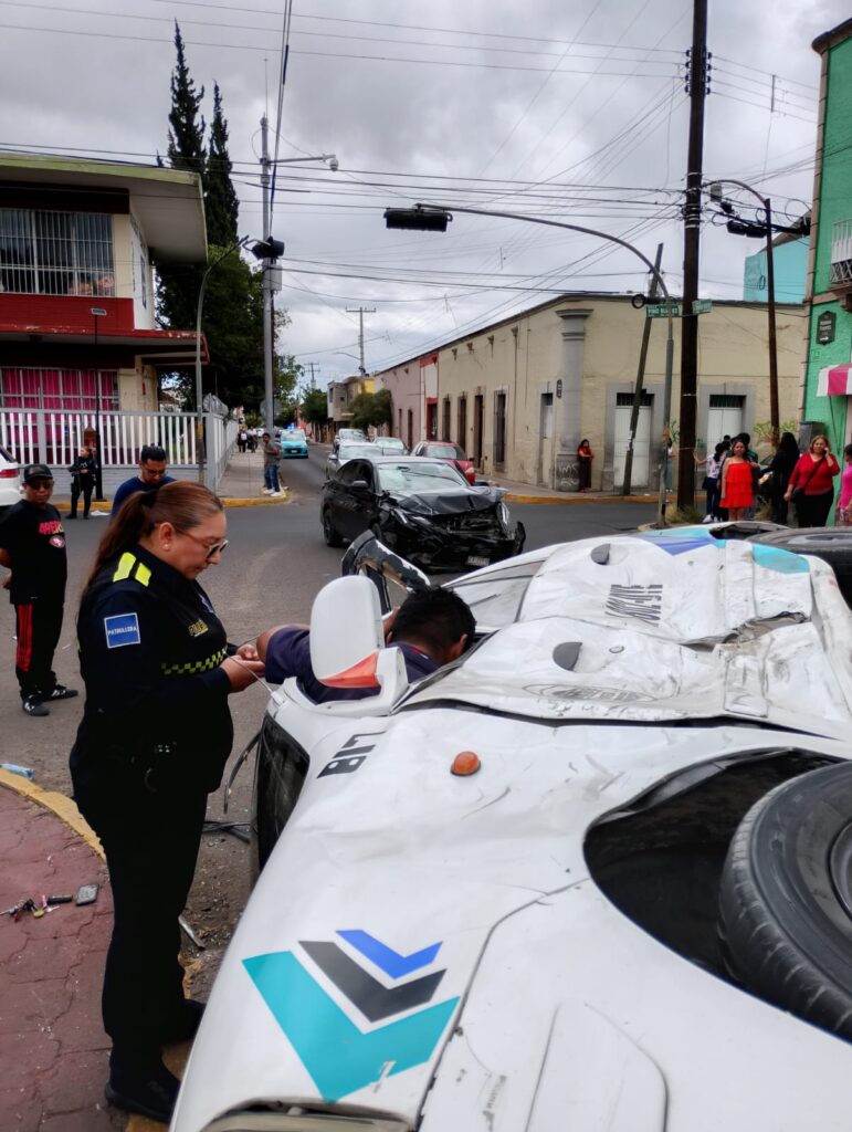 Taxi volcó tras colisionar con auto particular en céntrico crucero de la ciudad