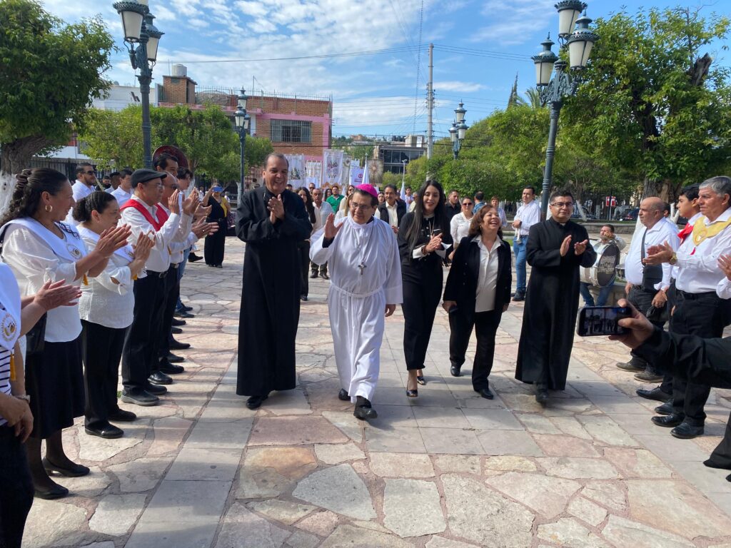 “Debemos orar por la paz y la unidad”: Arzobispo Faustino Armendáriz en visita pastoral