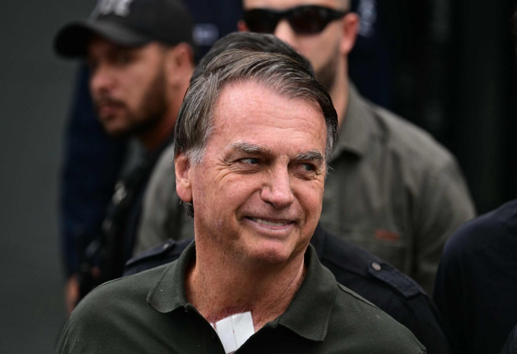 Dan de alta a Bolsonaro tras cirugía en medio de su condena