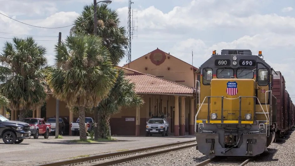 Investigan como tráfico humano la muerte de siete migrantes hallados en tren de carga en Texas