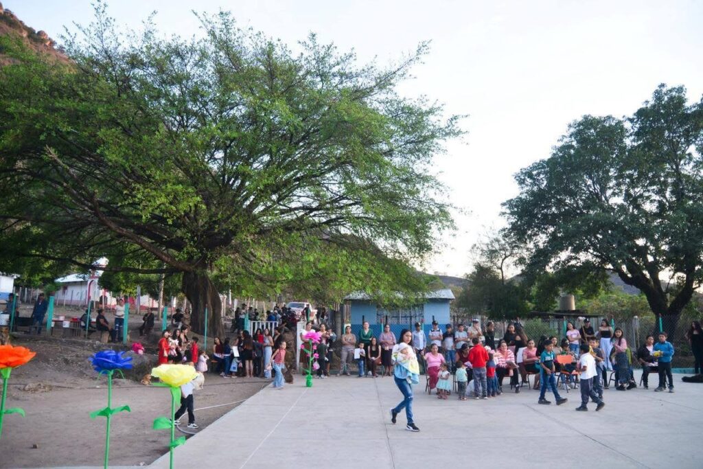 Nancy Flores lleva festejos a comunidades