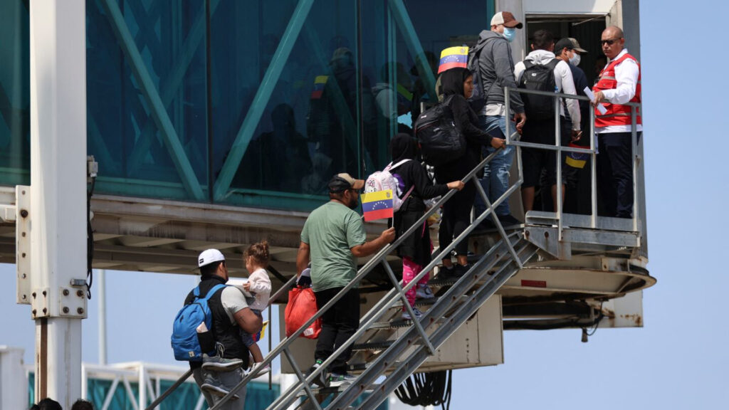 Panamá anuncia el primer vuelo directo a Venezuela con migrantes deportados