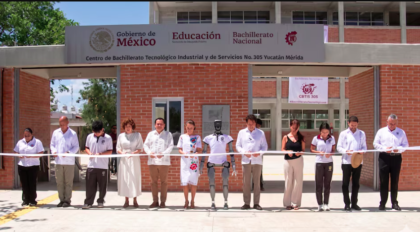 Claudia Sheinbaum inaugura bachillerato tecnológico acompañada de un robot