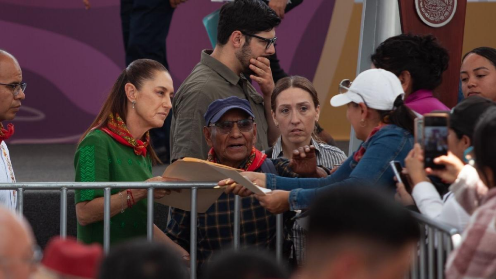 Claudia Sheinbaum atiende demandas ciudadanas durante gira en Atenco