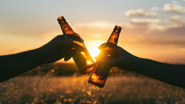 ¿La cerveza quita el calor? La ciencia revela cuál es la mejor bebida para hidratarte