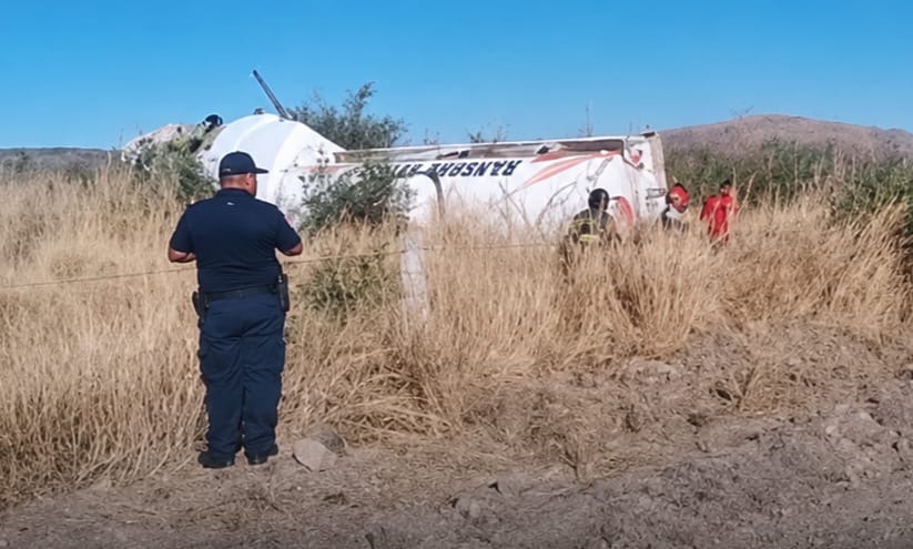 Vuelca pipa con diésel en la Chihuahua–Delicias