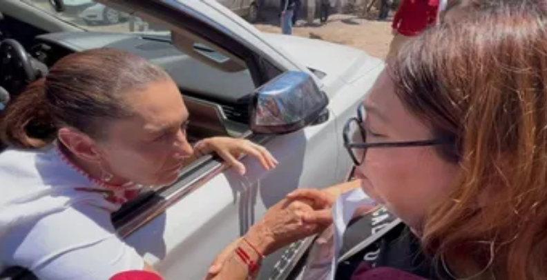 Claudia Sheinbaum escucha a madre de estudiante asesinado