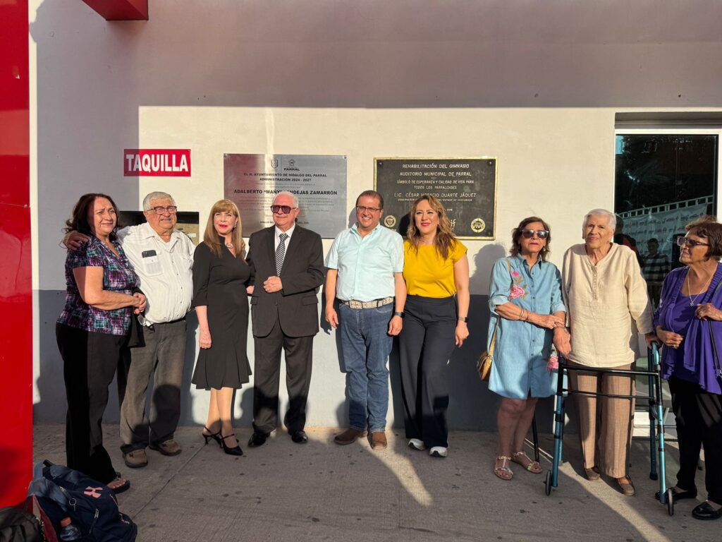 Devela alcalde Salvador Calderón placa en honor a Adalberto “Mañy” Zendejas en el Gimnasio Auditorio Municipal